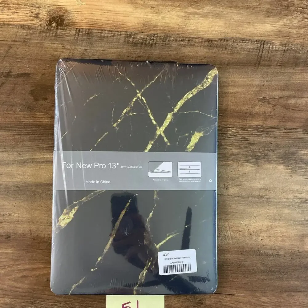 MacBook Pro 13” 2016-2020 black/gold design hardshell case